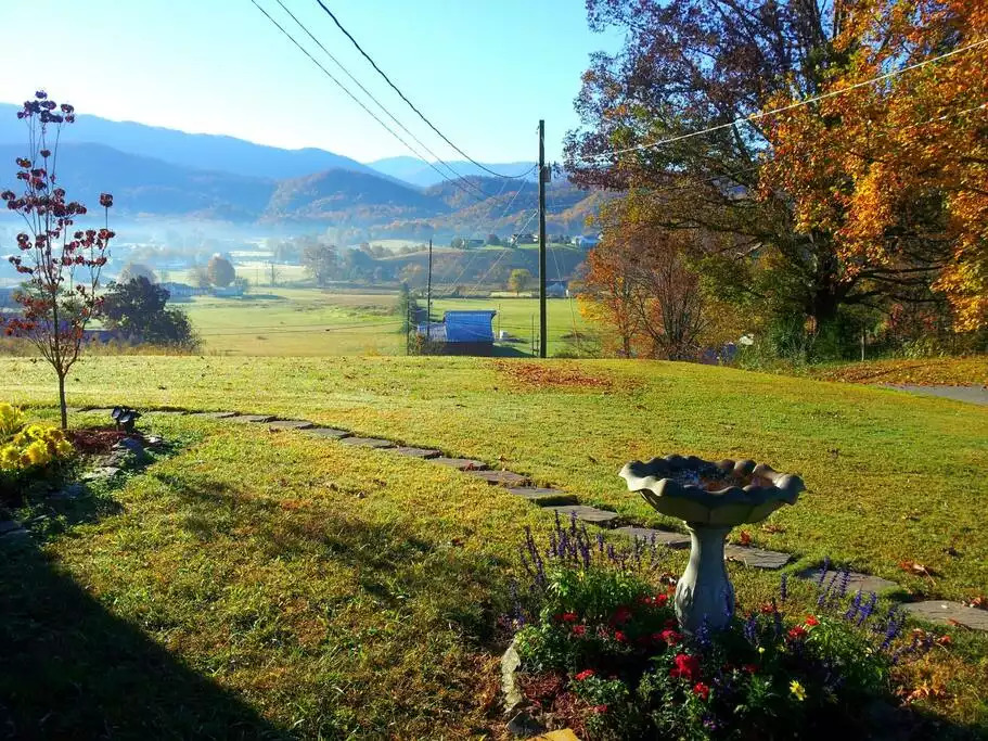 Lovely Cottage with Smoky Mtn views & Bkfast!! - Pigeon Forge Lovely Cottage with Smoky Mtn views & Bkfast!! - Pigeon Forge