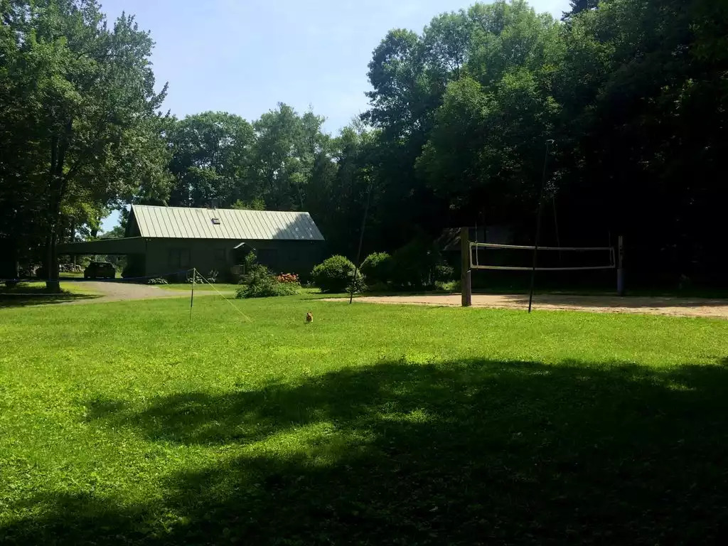BIG back yard with volleyball court! BIG back yard with volleyball court! - Vermont Cottage Amherst Lake & Sanctuary - Plymouth