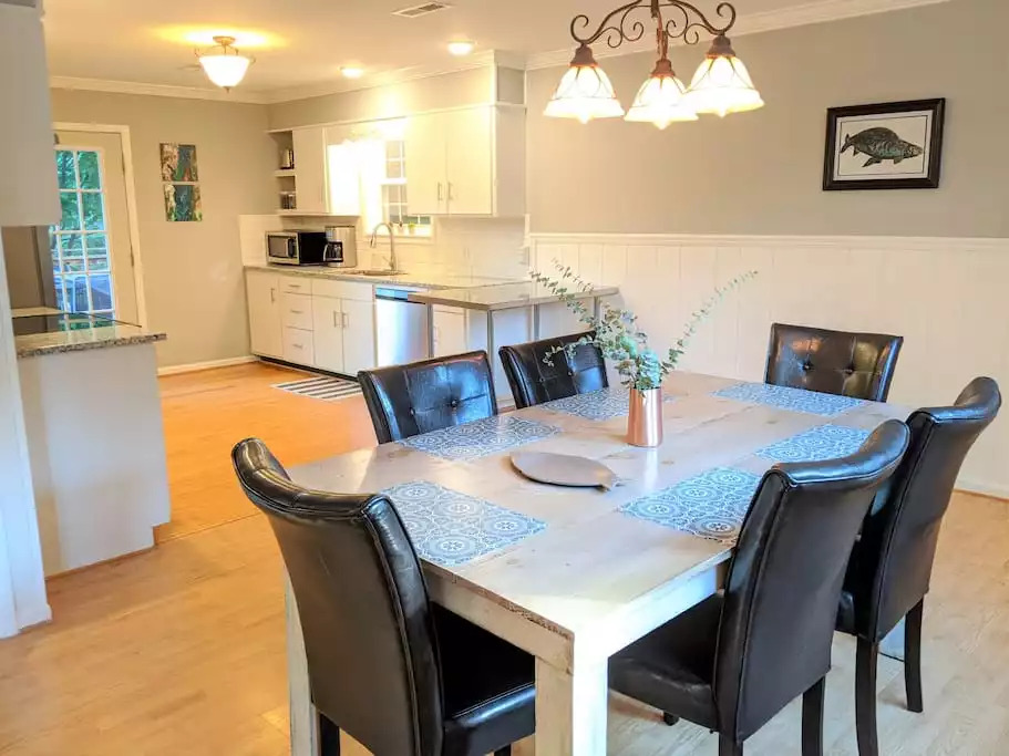 Farmhouse table for 6 people. Farmhouse table for 6 people. - Modern TN Farmhouse at Lake Chickamauga w/ WiFi - Decatur