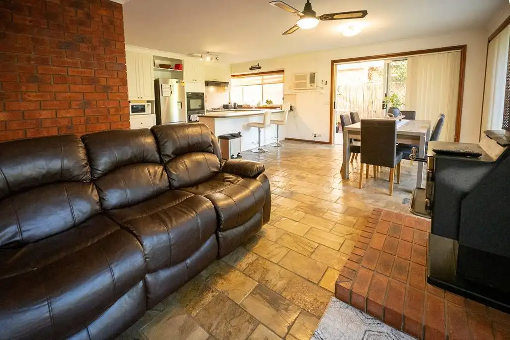 Fireside Comfort with King Bed, Gardens, Nursery Hoppers Crossing Fireside Comfort with King Bed, Gardens, Nursery Hoppers Crossing