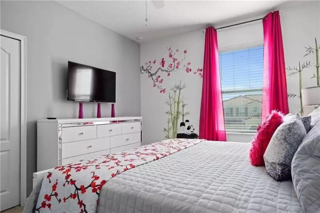 #12 Panda room is upstairs, has a king bed and full attached bathroom #12 Panda room is upstairs, has a king bed and full attached bathroom - Splendid Solterra - Davenport