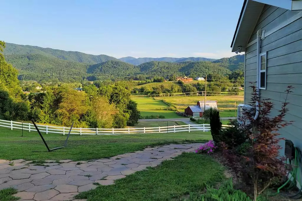Cottage with MIND BLOWING Smoky Mountain views! - Pigeon Forge Cottage with MIND BLOWING Smoky Mountain views! - Pigeon Forge