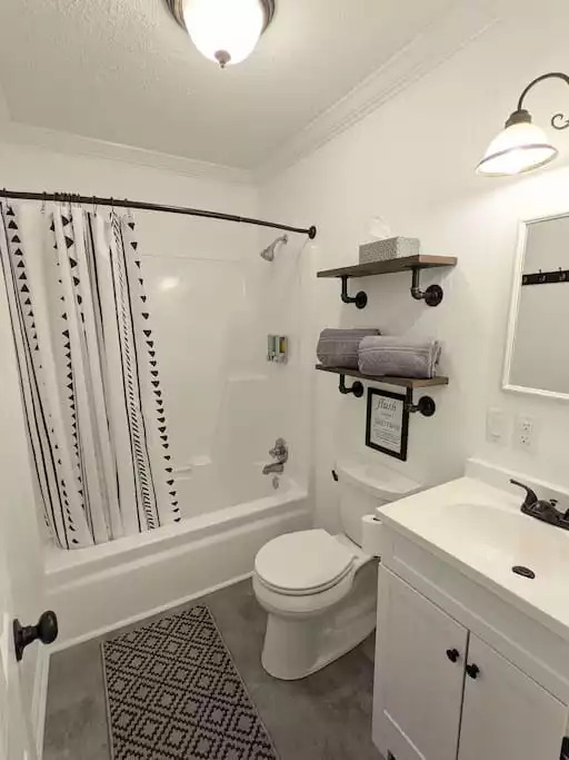 Main Level Full Bath - Towels, Toilet Paper, Shampoo & Body Wash Provided. Main Level Full Bath - Towels, Toilet Paper, Shampoo & Body Wash Provided. - Modern TN Farmhouse at Lake Chickamauga w/ WiFi - Decatur