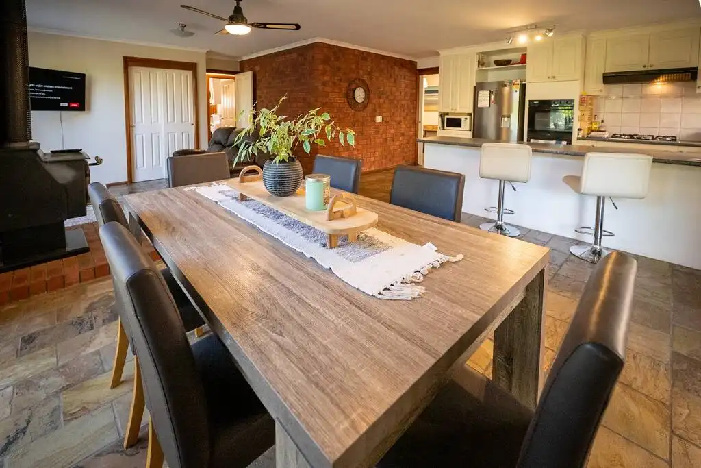 Fireside Comfort with King Bed, Gardens, Nursery Hoppers Crossing