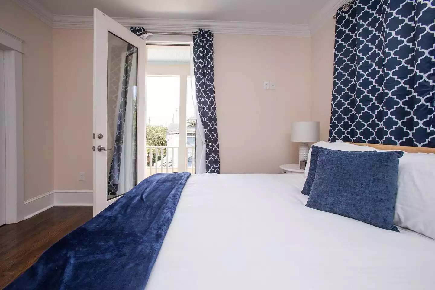 Master bedroom 1. Upstairs. King bed. Master bedroom 1. Upstairs. King bed. - Gravier Quarters off the Ave - New Orleans