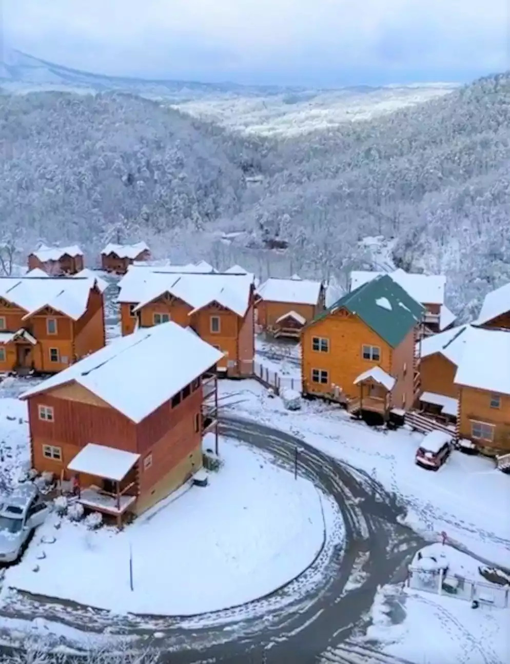 It's rare, but it sometimes snows in the Smokys. Simply beautiful when it does. It's rare, but it sometimes snows in the Smokys. Simply beautiful when it does. - EPIC VIEW-Pvt Indoor POOL- 6 Mstr BR- 5Mi to Pkwy - Sevierville