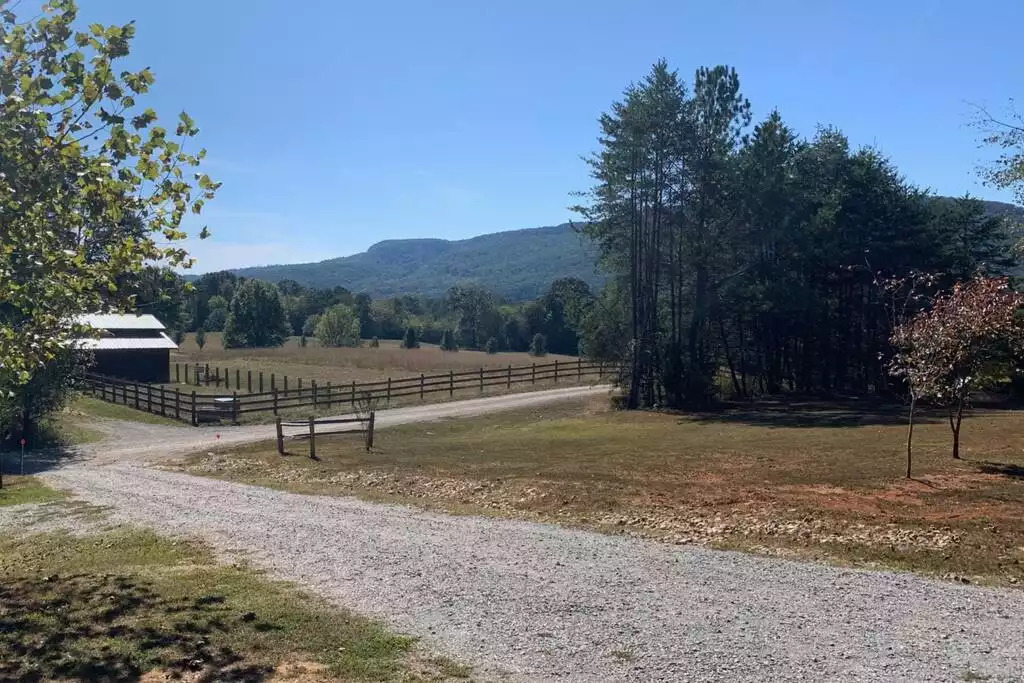 This bucolic scene seems like it escaped from a painting, but the tableau is real, and you'll find it at Fox View Cottage. This bucolic scene seems like it escaped from a painting, but the tableau is real, and you'll find it at Fox View Cottage. - Fox View Cottage - Rising Fawn