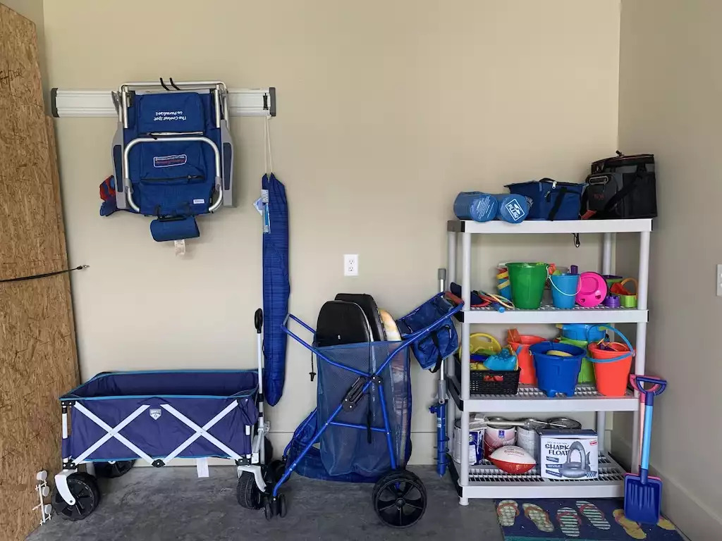 Beach cart, wagon, chairs, beach umbrella, toys and small cooler for your use! Beach cart, wagon, chairs, beach umbrella, toys and small cooler for your use! - Cabana Azul - North Myrtle Beach