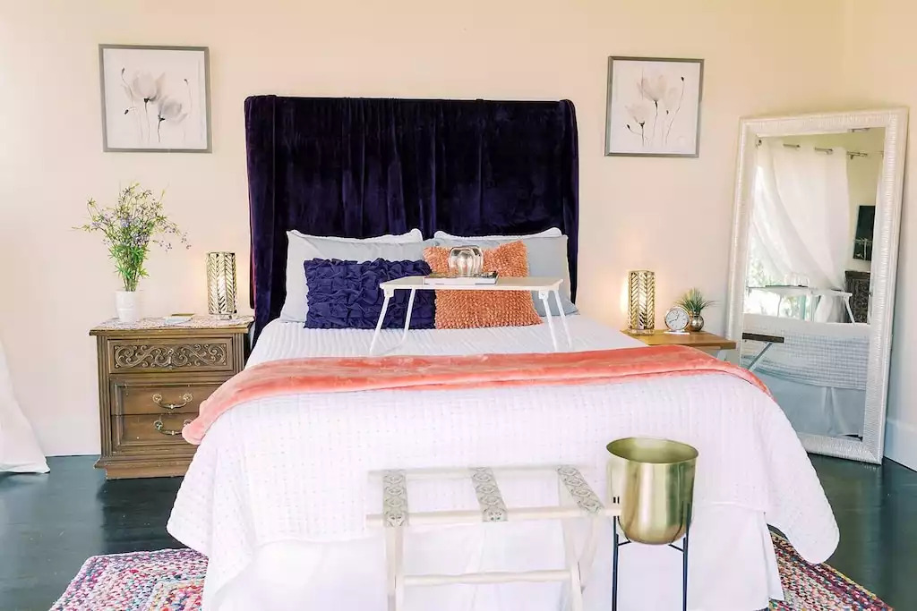 Luxury queen bed with views overlooking the vineyard and sunset. Luxury queen bed with views overlooking the vineyard and sunset. - Be Suite - Vineyard Retreat - Paso Robles
