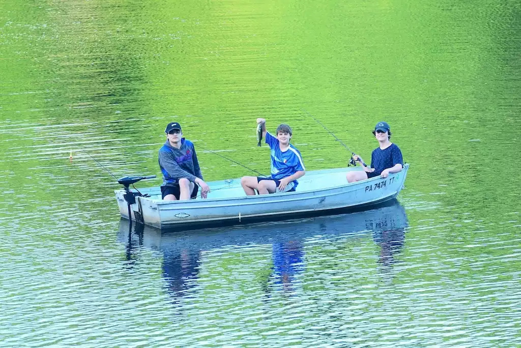 Our 12 foot fishing boat, comes a trolling motor. Our 12 foot fishing boat, comes a trolling motor. - Legacy Lake House - Kingsley