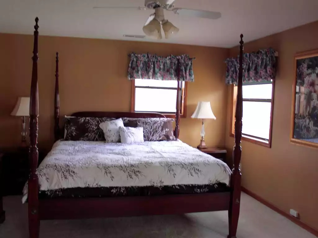 Master bedroom on upper floor Master bedroom on upper floor - The Treehouse On Lake Chatuge - Hayesville