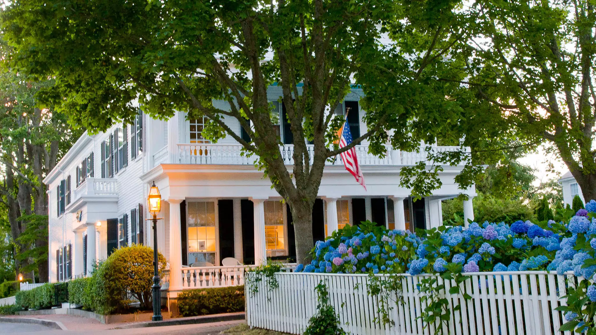 Front of the house in the evening Front of the house in the evening - Captain Morse House - Edgartown