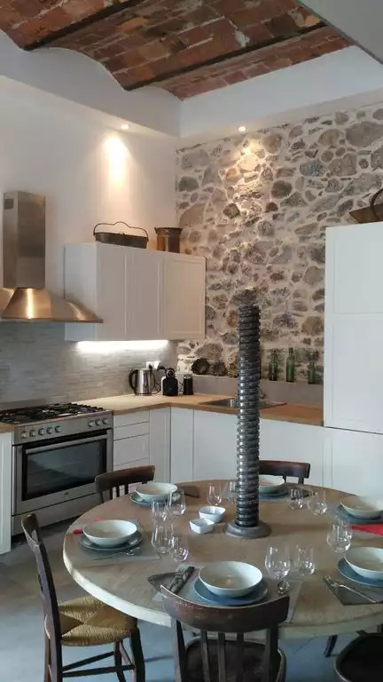 Modern kitchen and unique wine press dining table Modern kitchen and unique wine press dining table - Maison de Farine - Le Cave - Roquebrun