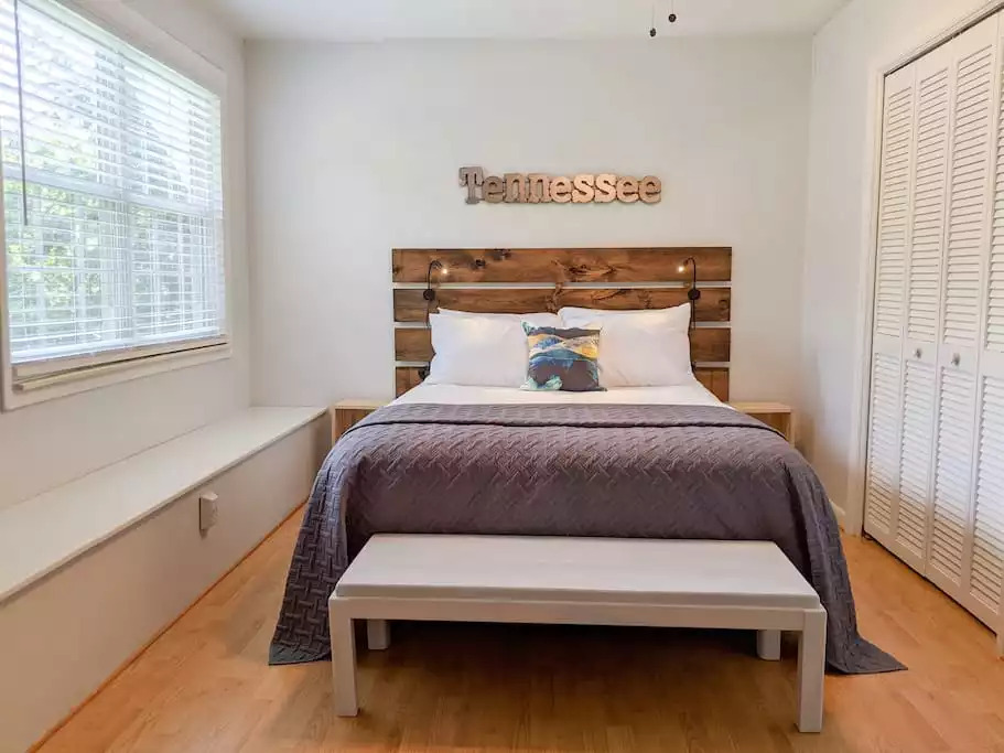 2nd Level Queen Bed. High-end organic cotton mattresses for a great night's sleep. Linens + Towels provided. 2nd Level Queen Bed. High-end organic cotton mattresses for a great night's sleep. Linens + Towels provided. - Modern TN Farmhouse at Lake Chickamauga w/ WiFi - Decatur