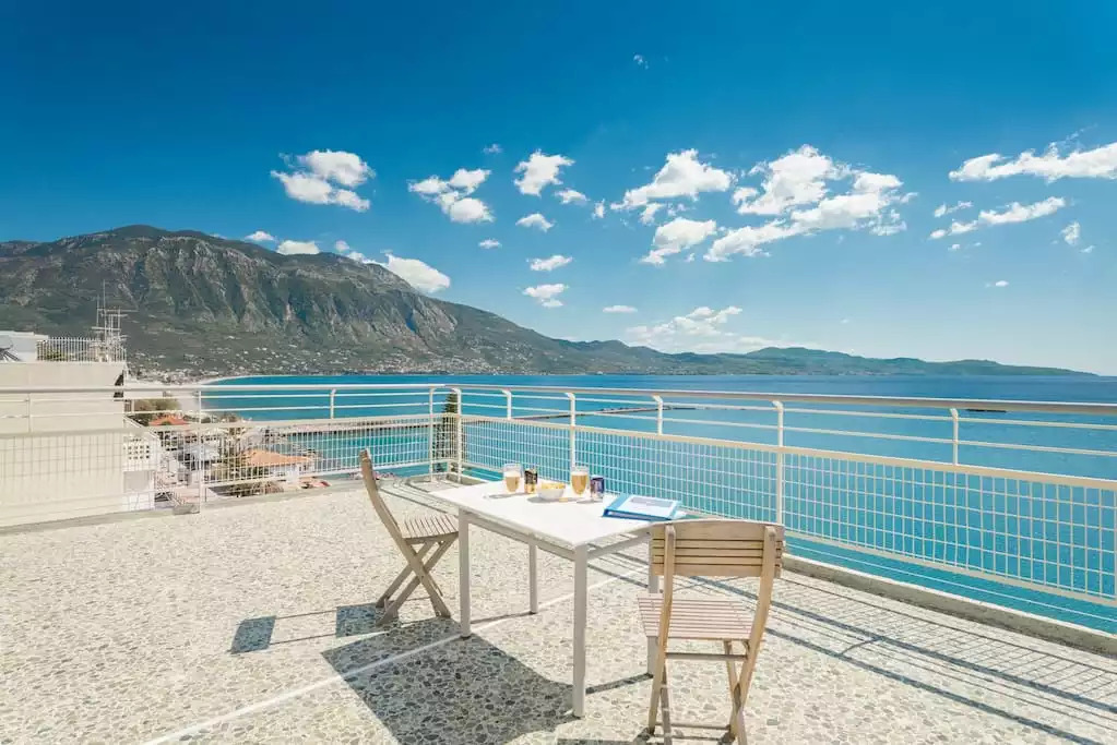 Perfect spot to warm up under the Mediterranean sun and enjoy unrestricted views Perfect spot to warm up under the Mediterranean sun and enjoy unrestricted views - Seafront Penthouse / LEO - Kalamata