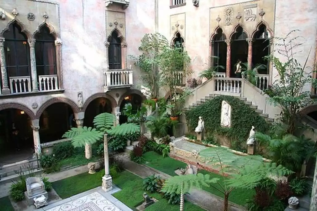 Gardner Museum, Less than 1 mile from apartment. Easy walk Gardner Museum, Less than 1 mile from apartment. Easy walk - Special! Comfortable, 1.5 mile to center - Boston