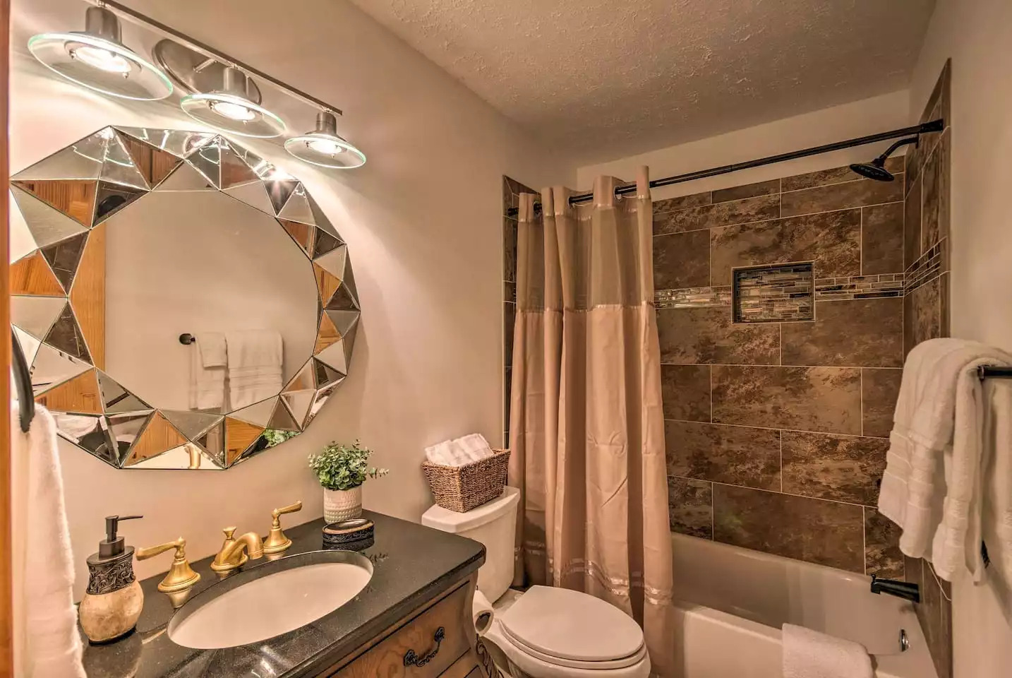 Earth tones make this full bathroom a relaxing space. Earth tones make this full bathroom a relaxing space. - Leaping Fawn Lodge - Waynesville