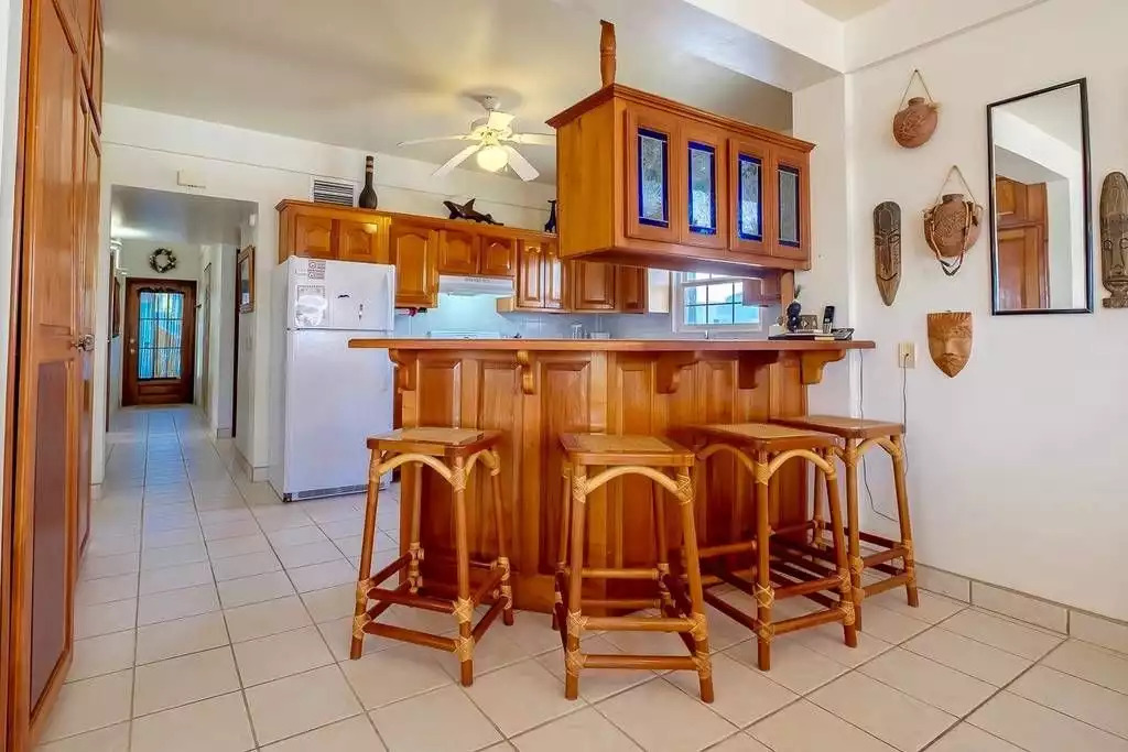 Fully equipped kitchen with counter seating Fully equipped kitchen with counter seating - B2, Sunset Beach Resort, San Pedro - San Pedro