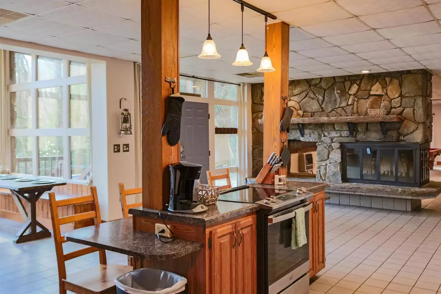Full Kitchen is on the lower level with dining space for 14-18 Full Kitchen is on the lower level with dining space for 14-18 - The Hive Lodge - Whittier
