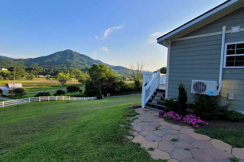 Cottage with MIND BLOWING Smoky Mountain views! - Pigeon Forge Cottage with MIND BLOWING Smoky Mountain views! - Pigeon Forge