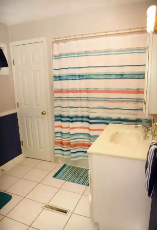 One full bathroom with jetted tub and shower combo. One full bathroom with jetted tub and shower combo. - Legacy Lake House - Kingsley