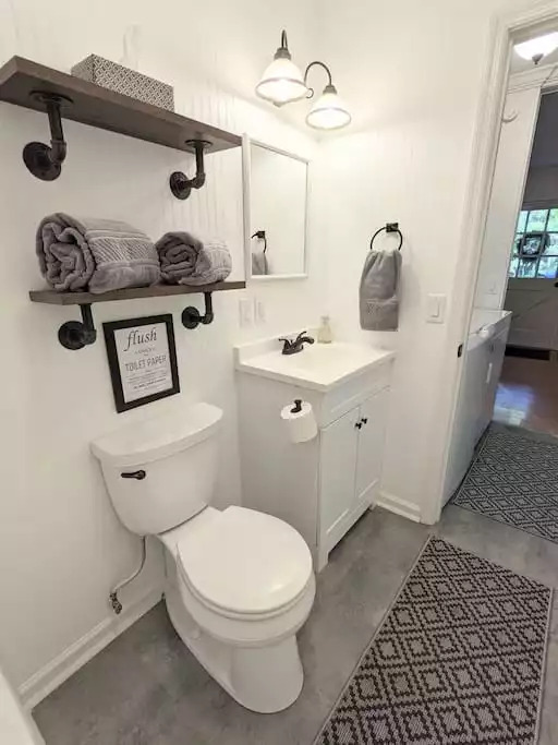 Main Level Full Bath - Towels, Toilet Paper, Shampoo & Body Wash Provided. Main Level Full Bath - Towels, Toilet Paper, Shampoo & Body Wash Provided. - Modern TN Farmhouse at Lake Chickamauga w/ WiFi - Decatur