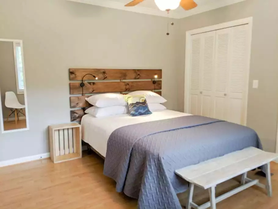 Main Level Queen Bed. High-end organic cotton mattresses for a great night's sleep. Linens + Towels provided. Main Level Queen Bed. High-end organic cotton mattresses for a great night's sleep. Linens + Towels provided. - Modern TN Farmhouse at Lake Chickamauga w/ WiFi - Decatur