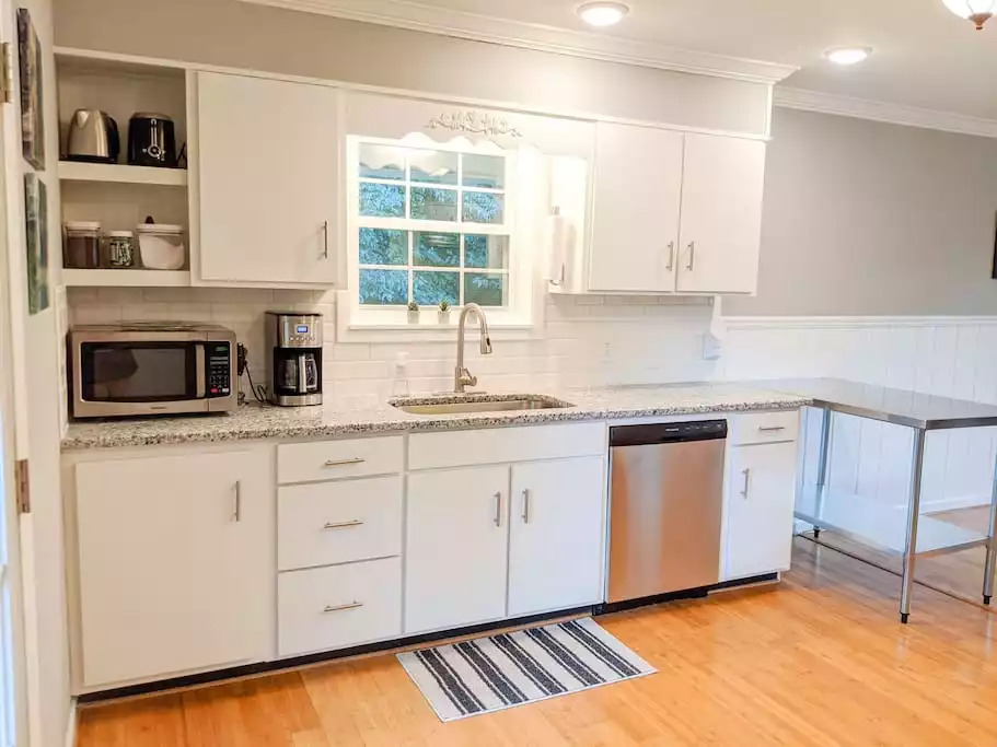 Microwave, Toaster, Electric Kettle, 14-cup Coffee Maker, Starters of Coffee, Creamer, Sugar, Splenda, and Stevia. Microwave, Toaster, Electric Kettle, 14-cup Coffee Maker, Starters of Coffee, Creamer, Sugar, Splenda, and Stevia. - Modern TN Farmhouse at Lake Chickamauga w/ WiFi - Decatur