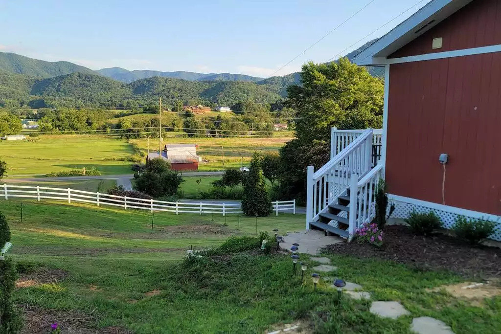 Lovely Cottage with Smoky Mtn views & Bkfast!! - Pigeon Forge Lovely Cottage with Smoky Mtn views & Bkfast!! - Pigeon Forge