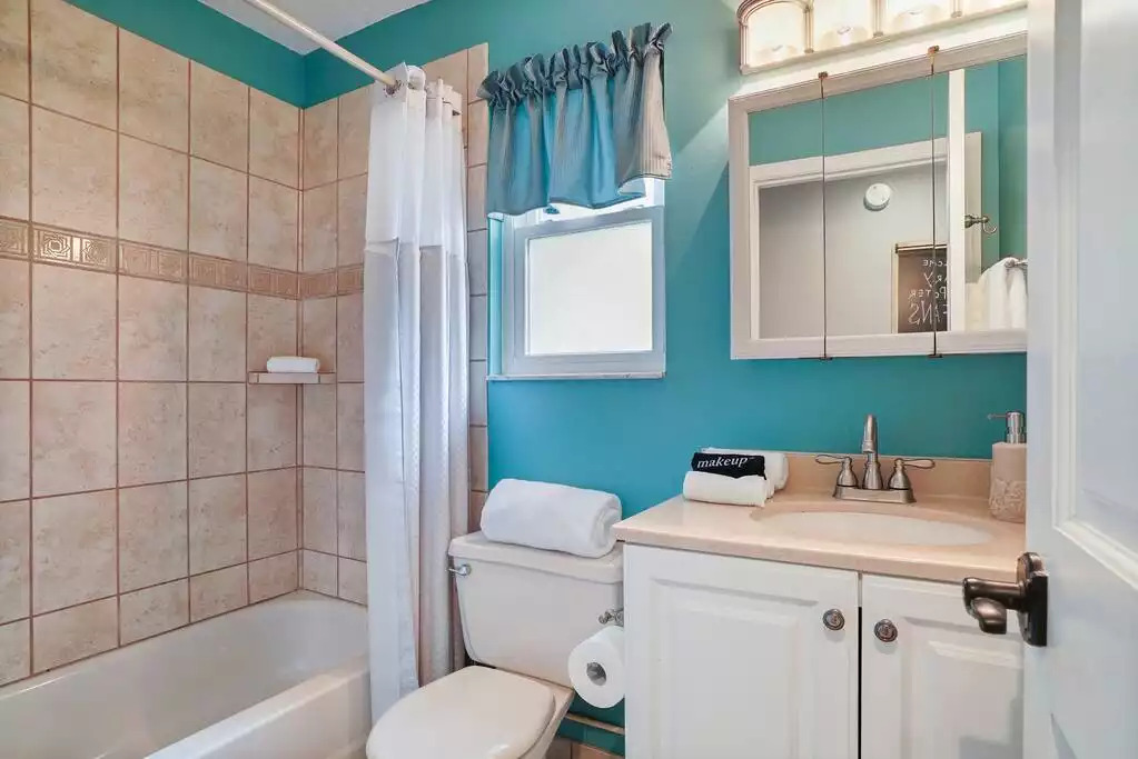 Full 2nd bathroom with shower and tub combo. Full 2nd bathroom with shower and tub combo. - Heated Saltwater Pool*Harry Potter*Fire Pit*BBQ*EV - St. Augustine