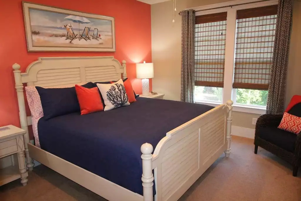 Master Bedroom - King Bed - Flat screen tv with cable and Roku device Master Bedroom - King Bed - Flat screen tv with cable and Roku device - Cabana Azul - North Myrtle Beach