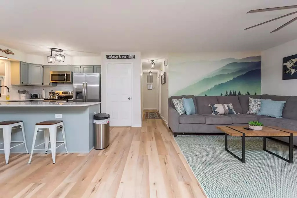Stylishly Designed Cabin on Wooded Serene Lot 5BR/3BA Ping Pong Table Fire Table In the Heart of the Resort!
