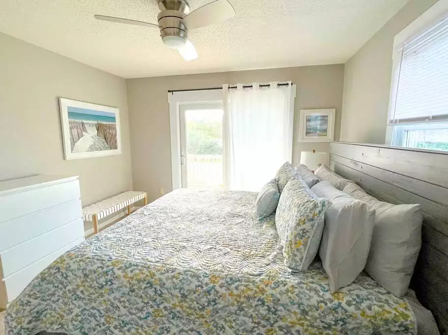 King Bedroom 2, Mid-level
Direct access to front deck King Bedroom 2, Mid-level
Direct access to front deck - It’s Always Sunny In Corolla - Corolla