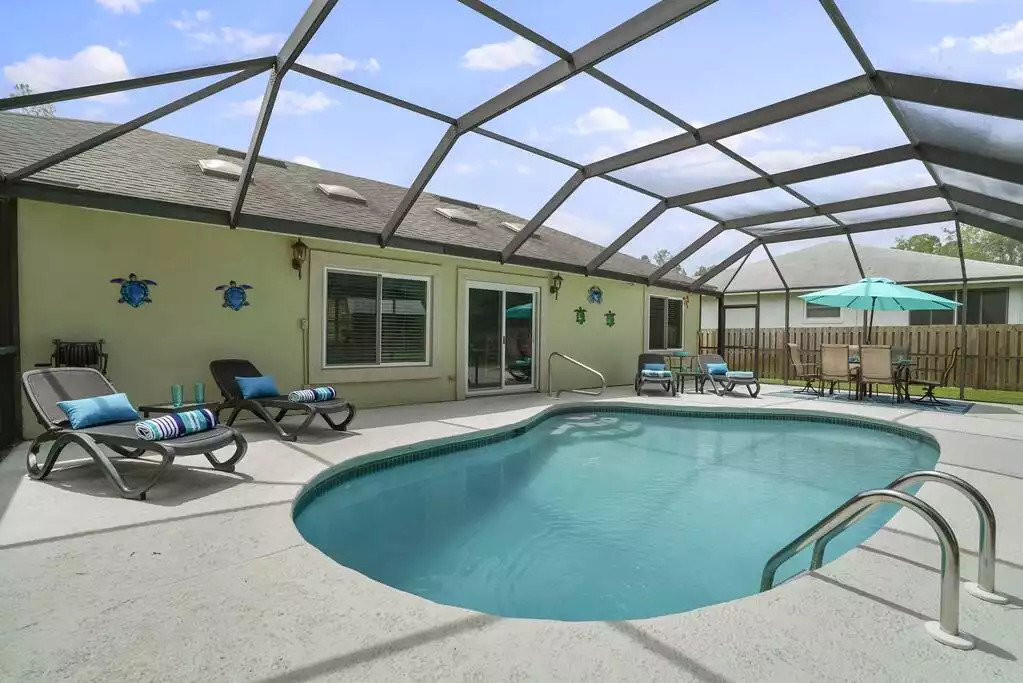 Heated Saltwater Pool with LED lights, lounge chairs and outdoor dining table set. Heated Saltwater Pool with LED lights, lounge chairs and outdoor dining table set. - Heated Saltwater Pool*Harry Potter*Fire Pit*BBQ*EV - St. Augustine