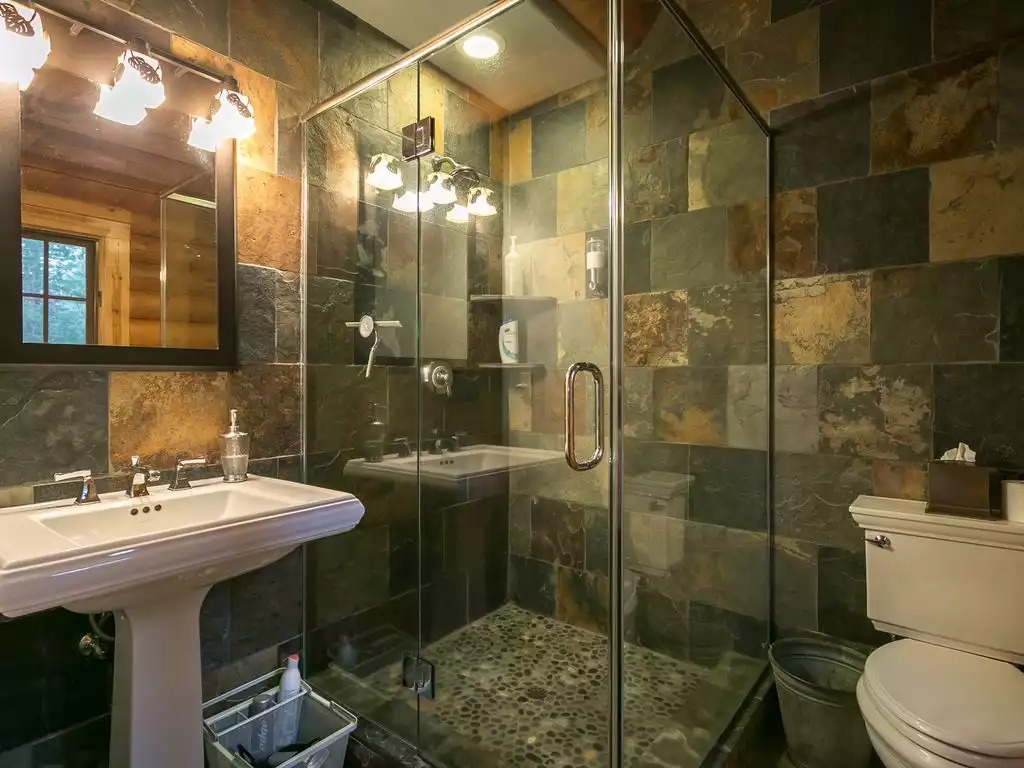 Ensuite bath with pebble shower floor Ensuite bath with pebble shower floor - Gold Creek Cabin - Volcano