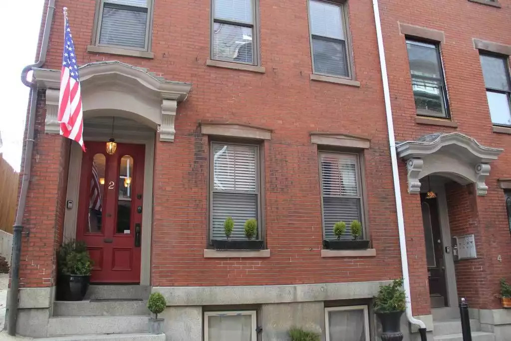 Located In a classic 1860's Victorian Row House/ Penthouse Duplex Apartment Located In a classic 1860's Victorian Row House/ Penthouse Duplex Apartment - *Penthouse Duplex* Close to center - Boston