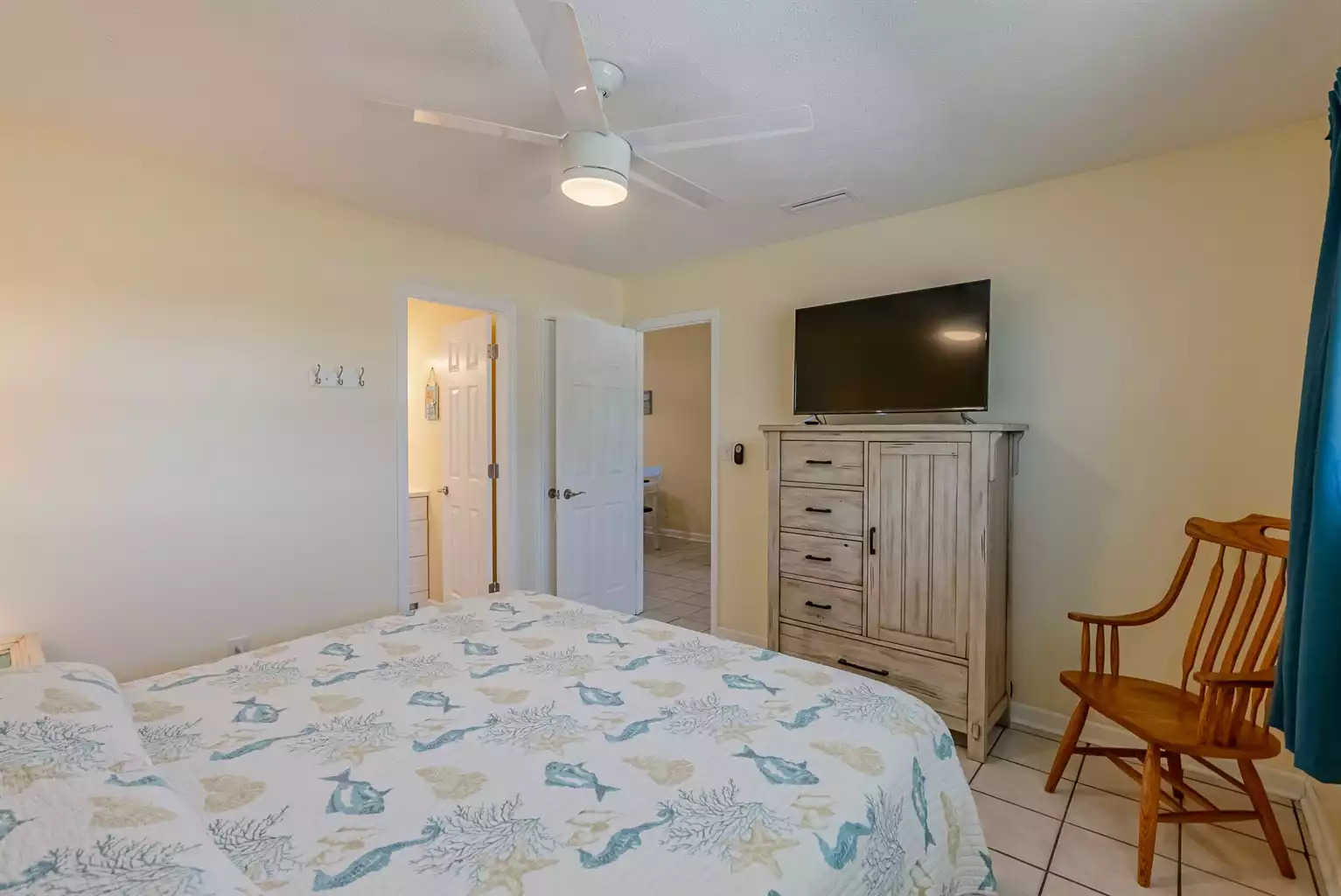 Master has large screen TV with streaming Master has large screen TV with streaming - Deb's Grand Lagoon 3 BR Home - Panama City Beach