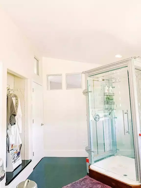 Standalone retro shower overlooking the vineyard. Standalone retro shower overlooking the vineyard. - Be Suite - Vineyard Retreat - Paso Robles