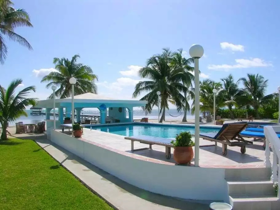 Pool, with grill & bar area at the far end. Pool, with grill & bar area at the far end. - B2, Sunset Beach Resort, San Pedro - San Pedro