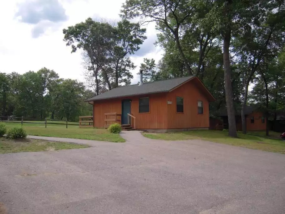 Cottage may be individual, as the one shown here, or duplex style. All cottages are roughly 650 square feet, with 2 bedrooms and 1 bathroom. All cottages include fireplace. Located on 800 acres, lots of great views! Cottage may be individual, as the one shown here, or duplex style. All cottages are roughly 650 square feet, with 2 bedrooms and 1 bathroom. All cottages include fireplace. Located on 800 acres, lots of great views! - Entire Cottage 1 Wisc Dells 2 Bed 1 Bath Sleeps 6 - Wisconsin Dells