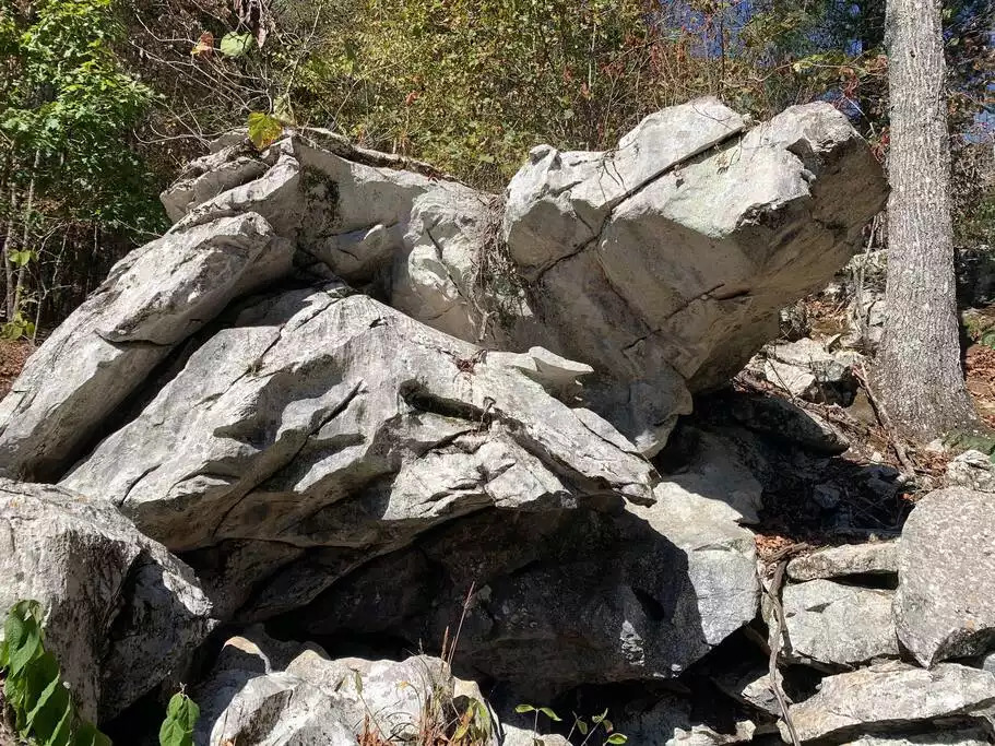 Giant outcropping of boulders in the backyard. Giant outcropping of boulders in the backyard. - Fox View Cottage - Rising Fawn