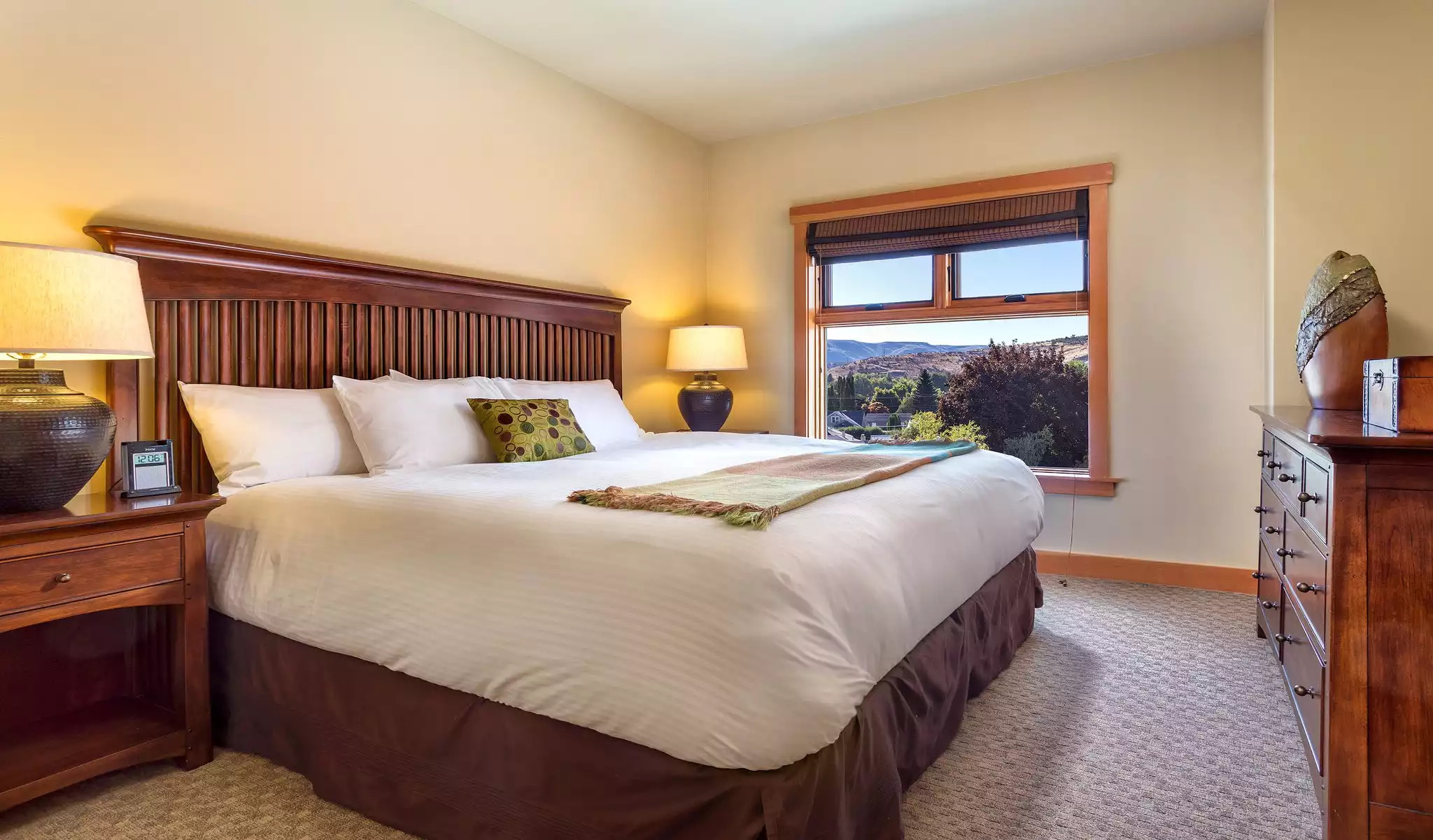 Master Bedroom Master Bedroom - Lake House Resort 1bdr Deluxe - Chelan