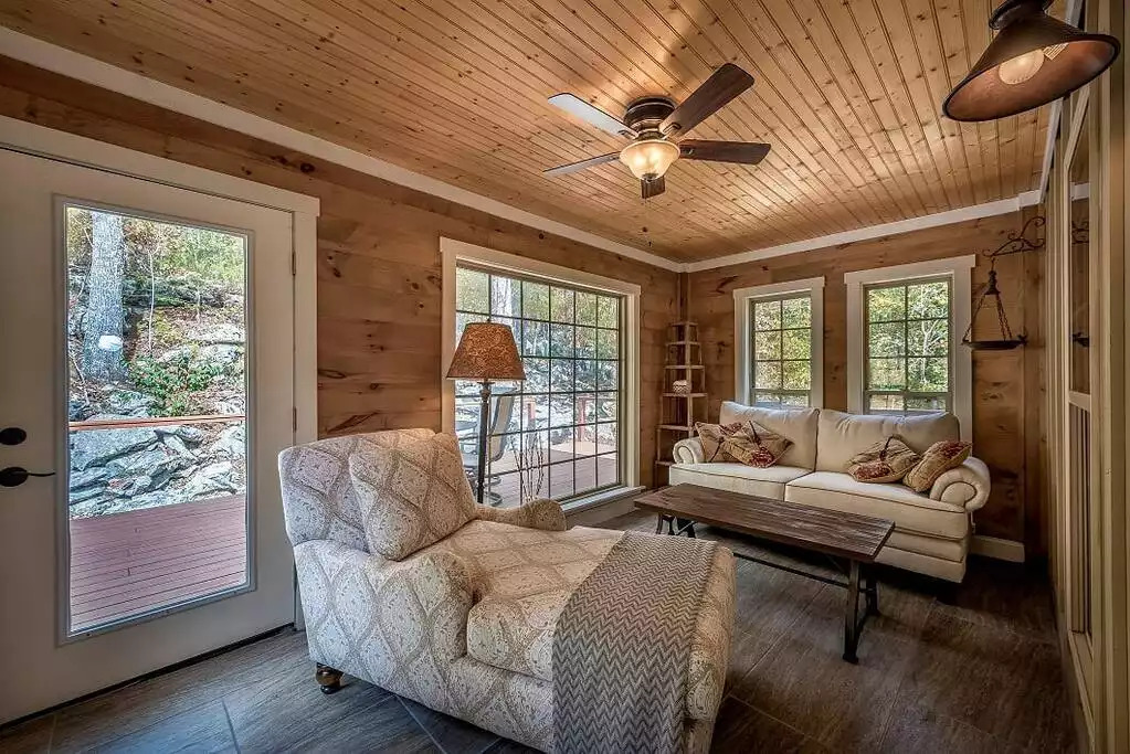 Guests love the cozy sun-room. It can be used year round. Guests love the cozy sun-room. It can be used year round. - Fox View Cottage - Rising Fawn