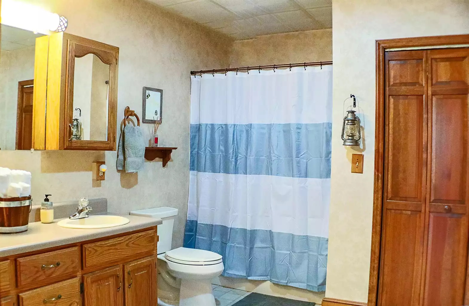 Large bathroom located off the kitchen between Smoky Mountain Railroad bedroom and Mountain Views bedroom. Large bathroom located off the kitchen between Smoky Mountain Railroad bedroom and Mountain Views bedroom. - The Hive Lodge - Whittier