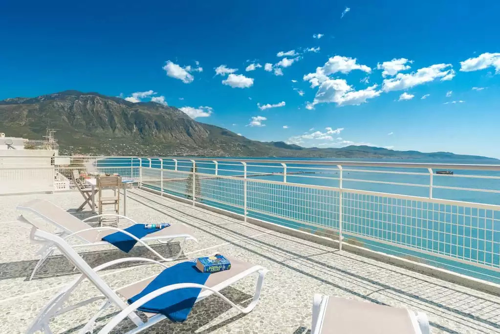 This penthouse definitively has one of the best terraces over the Messinian bay This penthouse definitively has one of the best terraces over the Messinian bay - Seafront Penthouse / LEO - Kalamata