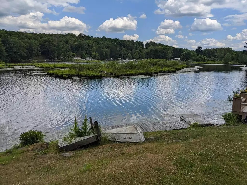 We offer a 12 foot fishing boat, with oars and a trolling motor We offer a 12 foot fishing boat, with oars and a trolling motor - Legacy Lake House - Kingsley