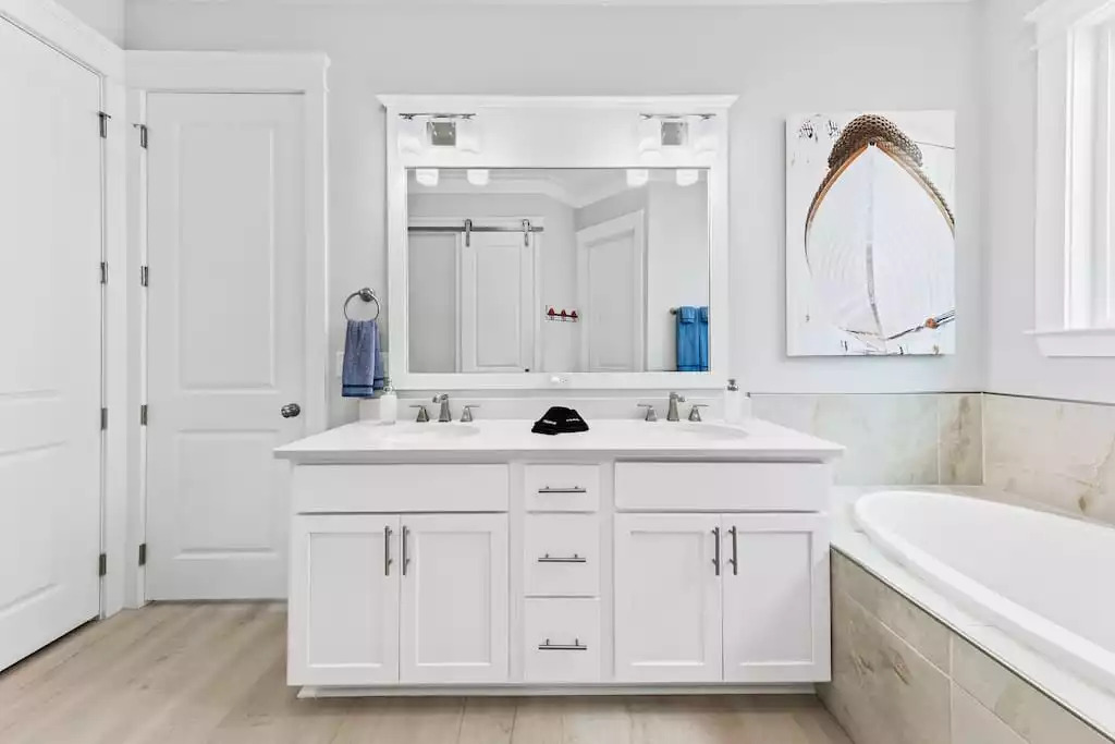 The master en suite bathroom with large tub, shower and coastal decor provides a large roomy bathroom space. The ship decor that will remind you that even though you feel like you are at home, you are at the beach! ;) The master en suite bathroom with large tub, shower and coastal decor provides a large roomy bathroom space. The ship decor that will remind you that even though you feel like you are at home, you are at the beach! ;) - Shipwrecked Beach House Orange Beach, Alabama - Orange Beach