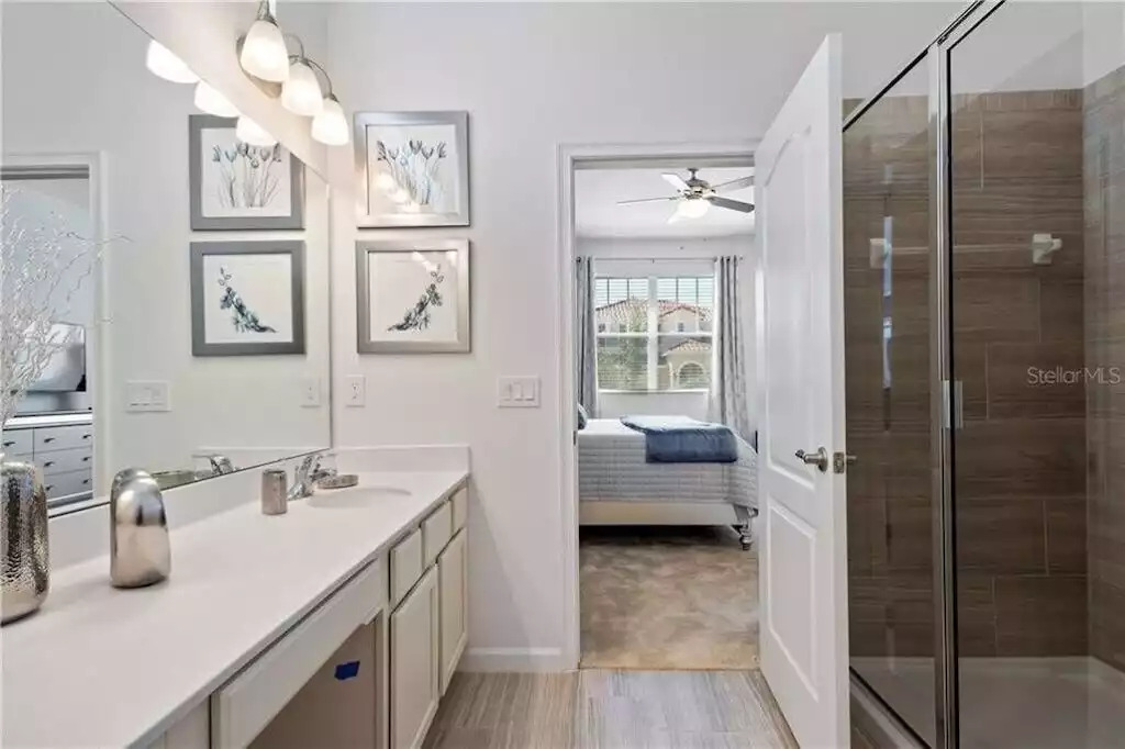 Downstairs master "Blue Champagne" bathroom! Downstairs master "Blue Champagne" bathroom! - Splendid Solterra - Davenport