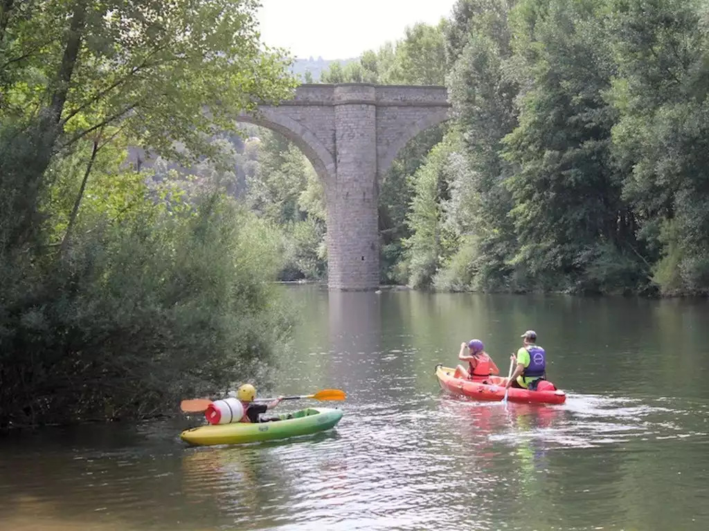 Kayaking on l'Orb that runs through
the centre of Roquebrun Kayaking on l'Orb that runs through
the centre of Roquebrun - Maison de Farine - Le Cave - Roquebrun