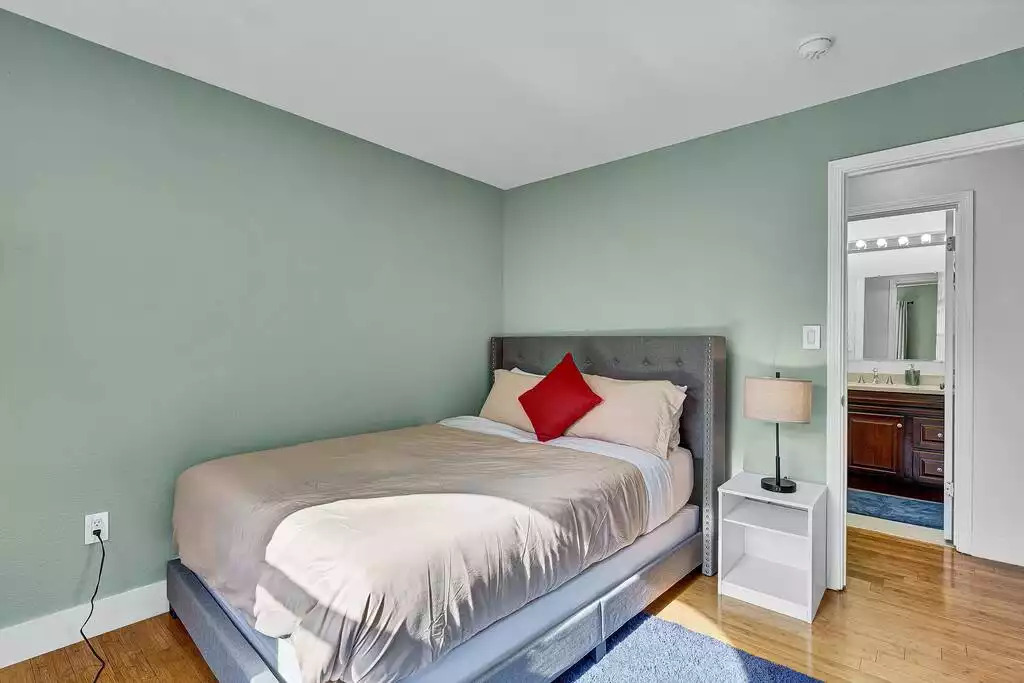 Second bedroom with Queen bed Second bedroom with Queen bed - NEW Unobstructed Lake/Mountain View home, movie rm - Kelseyville